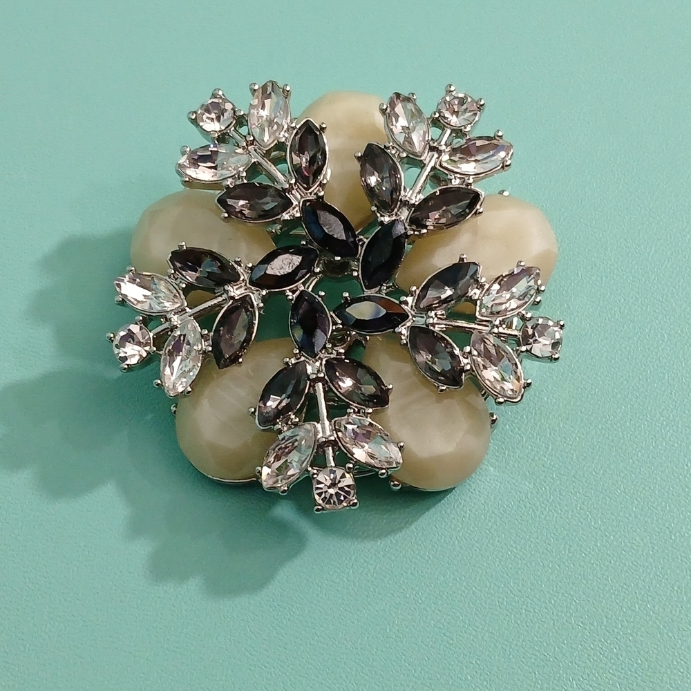 Vintage Style Rhinestone Floral Crystal Statement Brooch Pin Cream Silver Gray
